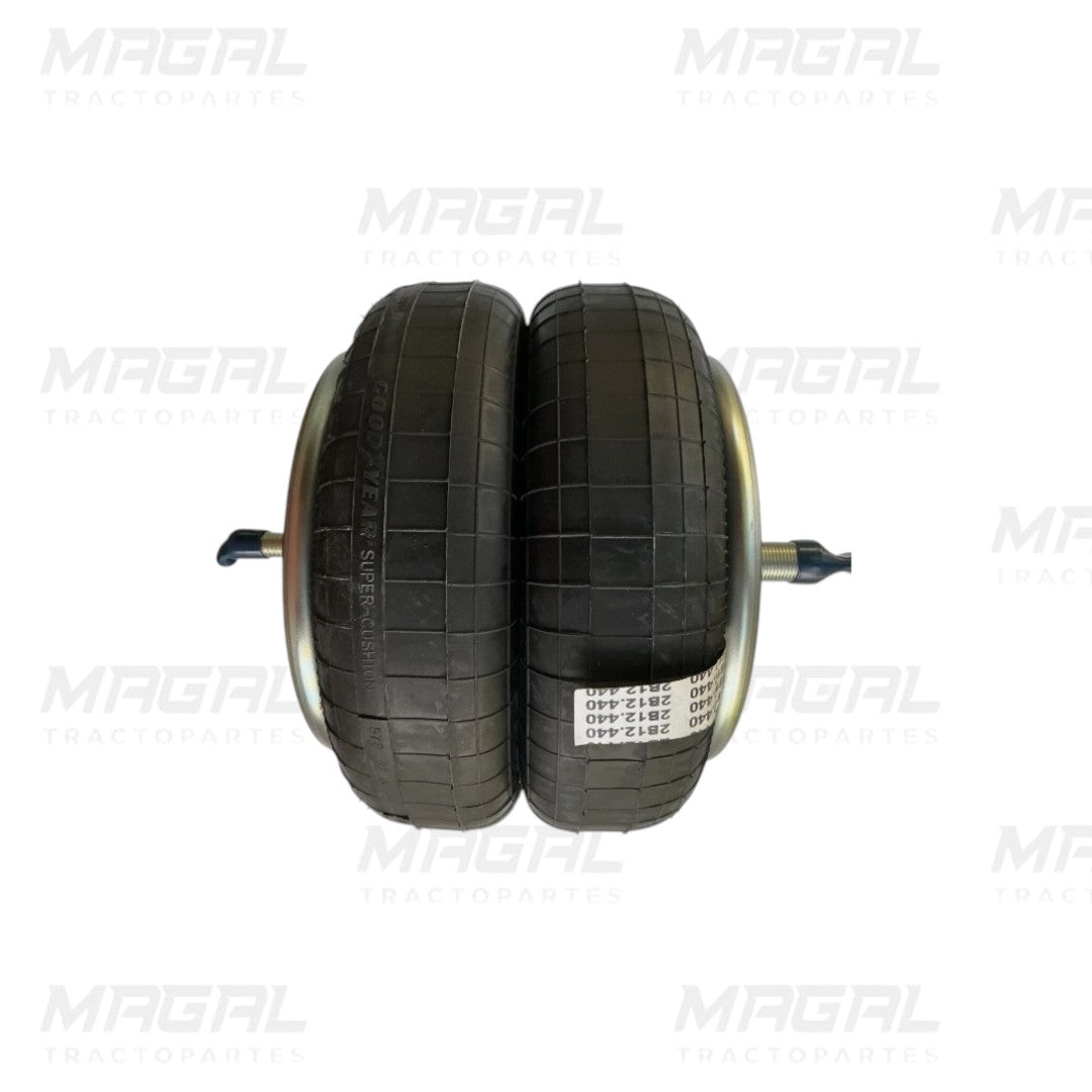 Balona Goodyear modelo 2812-4400 de doble cámara para suspensión de remolque pesado, vista frontal con conexiones metálicas y textura de caucho marcada.