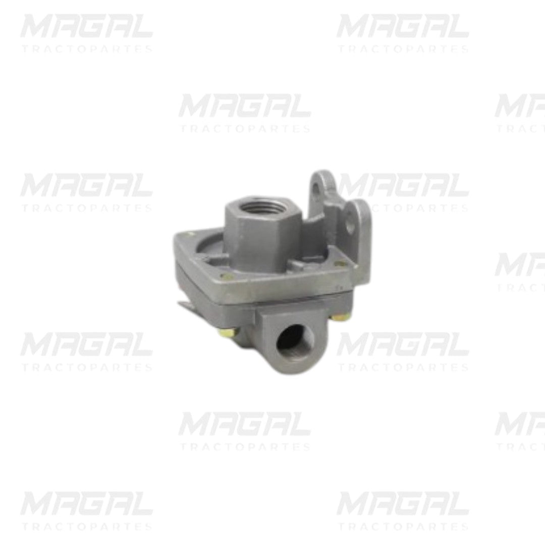 Base metálica universal para válvula de freno neumático, con entradas roscadas y soporte de fijación lateral, fabricada en aluminio resistente para tractocamiones, imagen con fondo blanco y marca Magal Tractopartes de fondo.