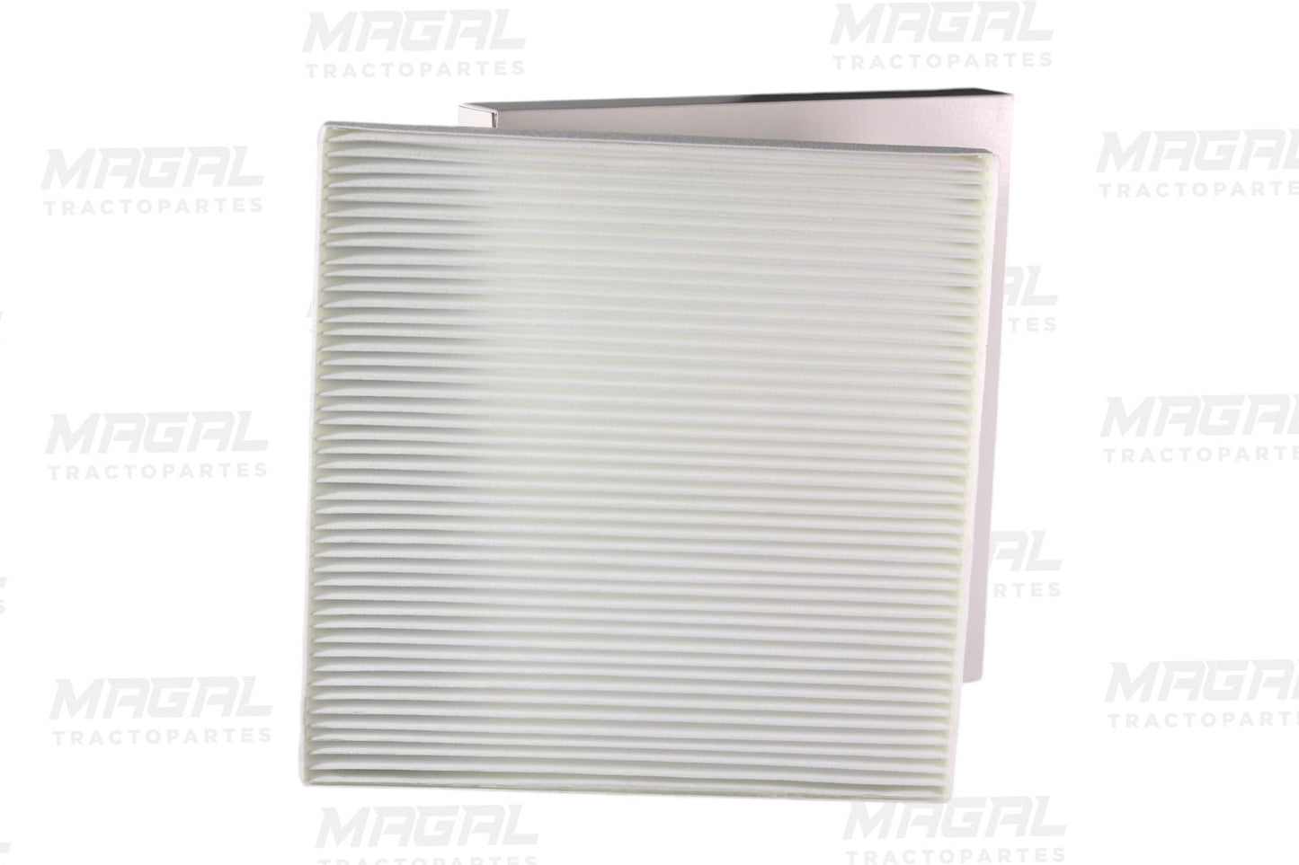 Filtro de aire de cabina Fleetguard AF26235 mostrado parcialmente con su empaque en fondo blanco