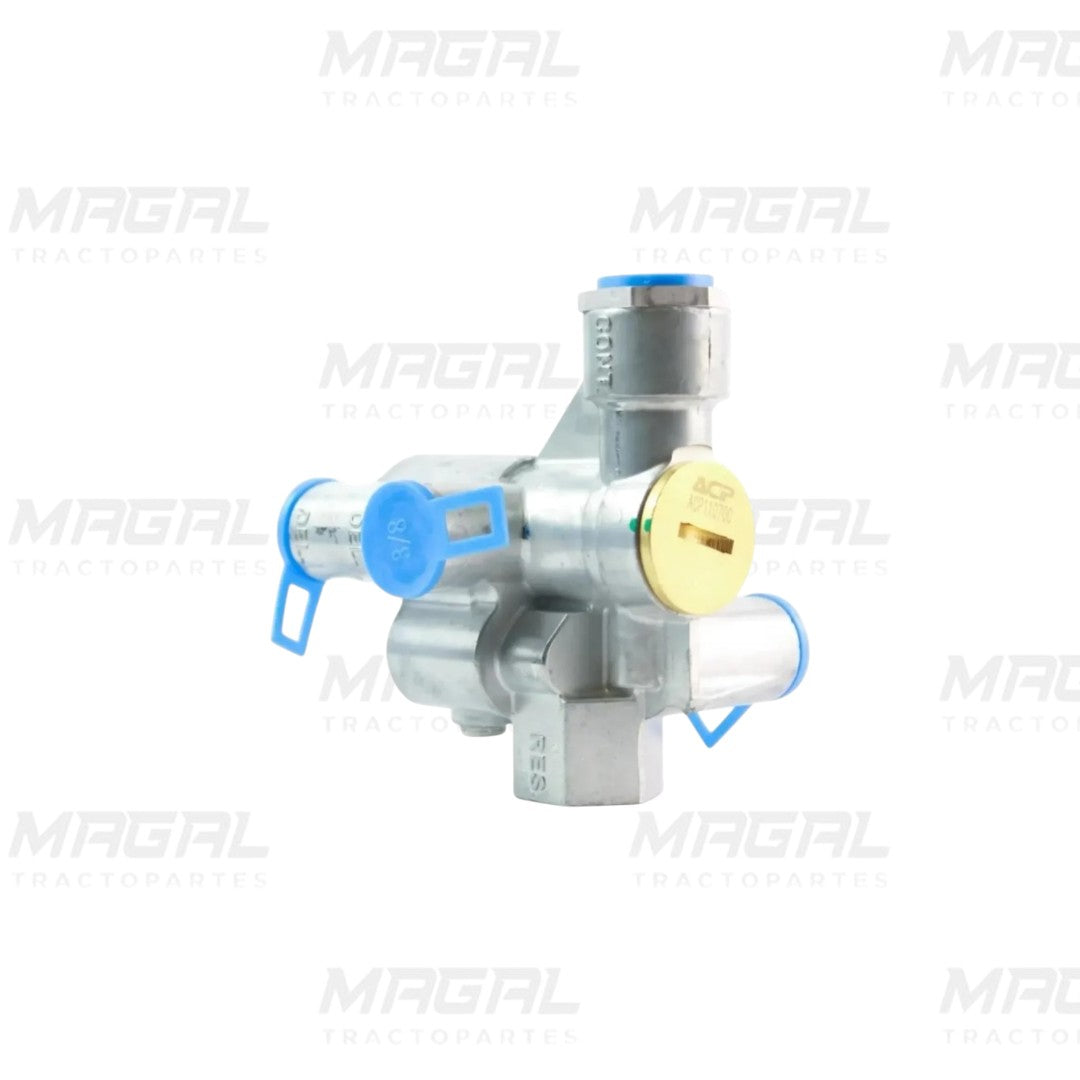 Válvula neumática 110700 ACP vista en ángulo, con cuerpo metálico, tapa de latón marcada y conectores de entrada y salida de 3/8 protegidos con cubiertas plásticas azules, fondo blanco, refacción para tractocamión distribuida por Magal Tractopartes.