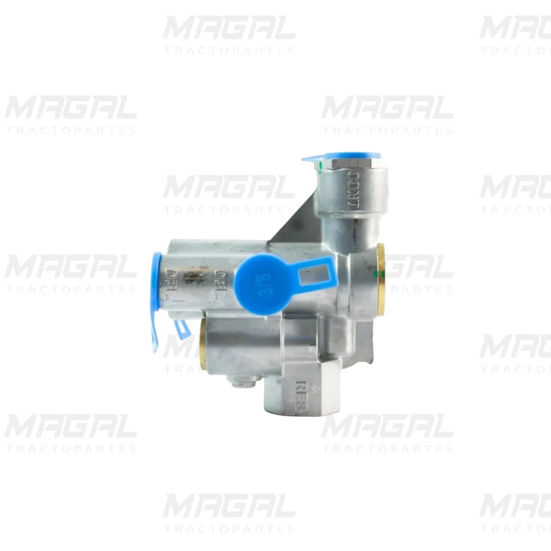 Vista lateral de válvula de control 110700 ACP para sistemas neumáticos en tractocamiones, fabricada en aluminio con tapas azules de seguridad y roscas marcadas de 3/8, fondo blanco, pieza nueva distribuida por Magal Tractopartes.