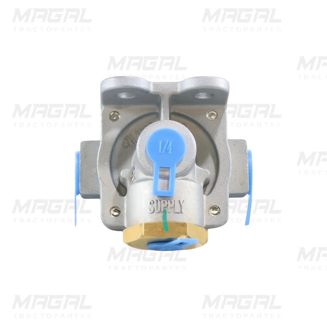 Válvula de distribución de aire ACP con salida central SUPPLY marcada 1/4, cuerpo metálico y base inferior de latón, conexiones laterales selladas con tapones azules, fondo blanco con logotipo Magal Tractopartes.