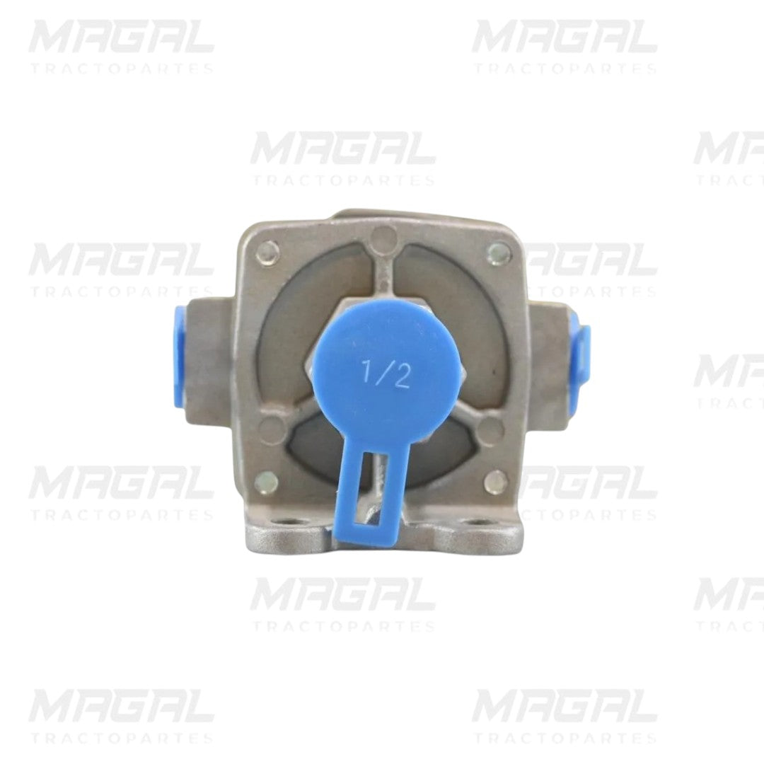 Vista frontal de válvula de escape rápido ACP con entrada de aire de 1/2 pulgada protegida con tapa azul, cuerpo metálico y diseño robusto, ideal para sistemas de freno neumático en vehículos pesados, imagen en fondo blanco distribuida por Magal Tractopartes.