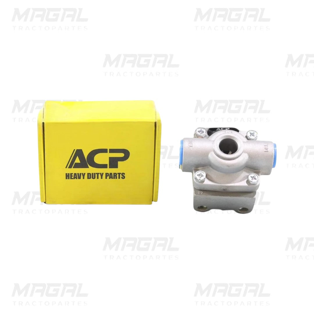Válvula de escape rápido QR1 modelo ACP 229859 / 229860 con cuerpo metálico, conexiones neumáticas laterales y empaque original amarillo con logotipo ACP, ideal para sistemas de freno en tractocamiones, fotografía en fondo blanco, distribuida por Magal Tractopartes.