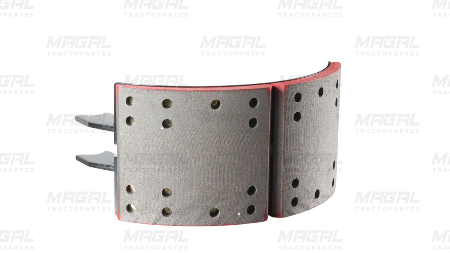 Vista lateral de la balata y zapata de freno 4709 JB con perforaciones y recubrimiento rojo, compatible con sistemas de freno de carga pesada