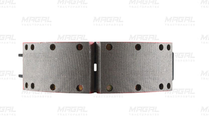 Vista frontal de balatas perforadas del kit de frenos 4702 JB, diseñadas para freno de vehículos pesados con zapata incluida
