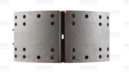 Vista frontal de balatas perforadas del juego 4709 JB, diseñadas para frenos de servicio pesado en camiones y tractocamiones
