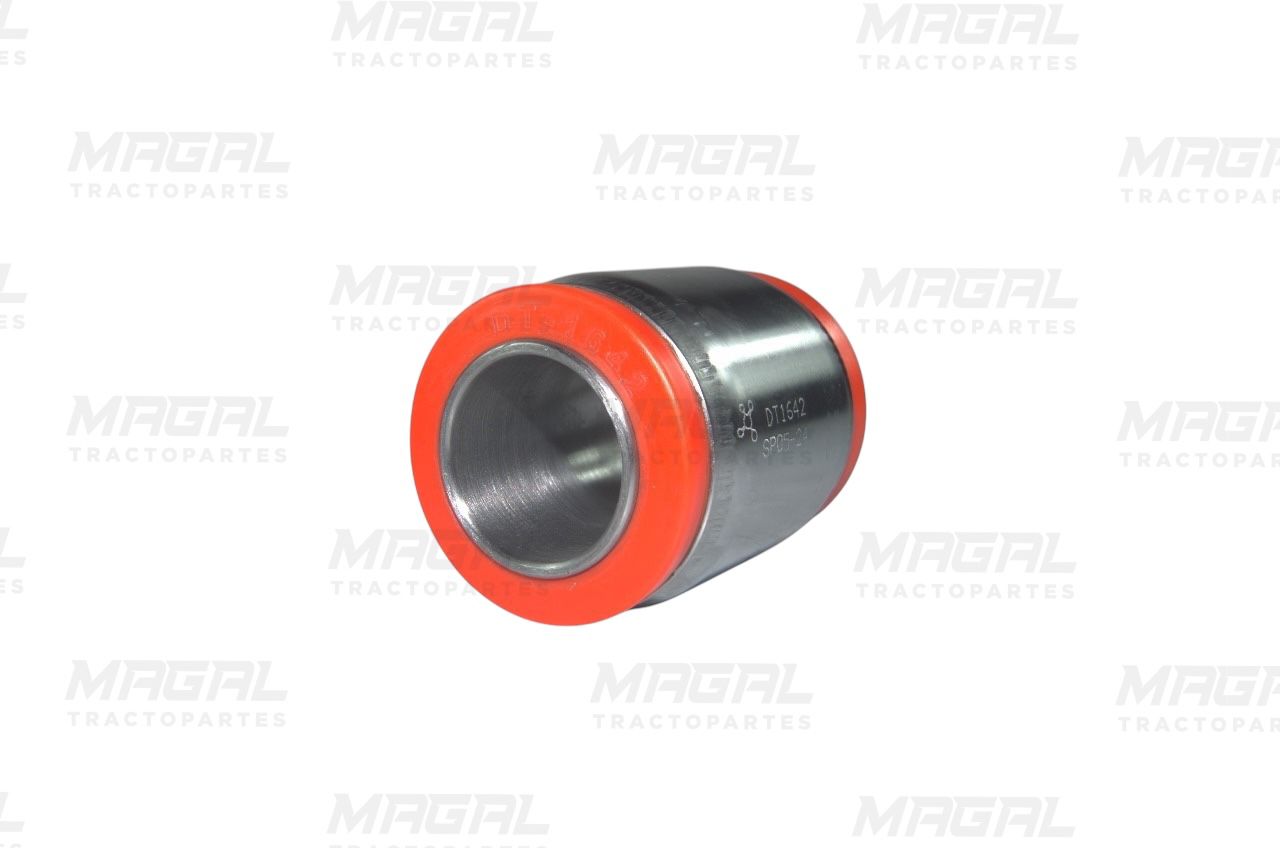 Vista en ángulo del buje Durothane DT1642 con poliuretano rojo, diseñado para suspensiones de tractocamiones de 38,000 a 44,000 lbs

