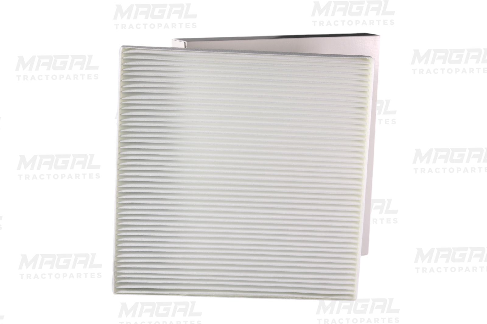 Filtro de aire de cabina Fleetguard AF26235 mostrado parcialmente con su empaque en fondo blanco

