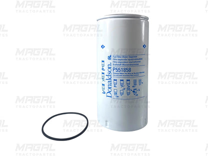Filtro separador de agua Donaldson P551858 en posición vertical con aro de sello incluido, diseñado para proteger sistemas diésel eliminando agua e impurezas del combustible.


