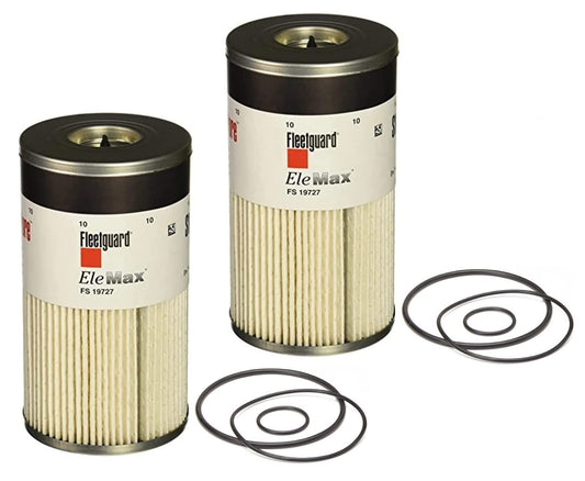 Filtro separador de agua Fleetguard FS19727 en posición vertical, diseño cilíndrico metálico con acabado blanco y detalles rojos y negros visibles en la etiqueta.

