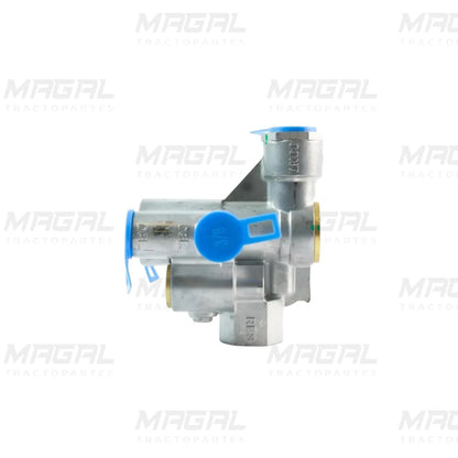Vista lateral de válvula de control 110700 ACP para sistemas neumáticos en tractocamiones, fabricada en aluminio con tapas azules de seguridad y roscas marcadas de 3/8, fondo blanco, pieza nueva distribuida por Magal Tractopartes.