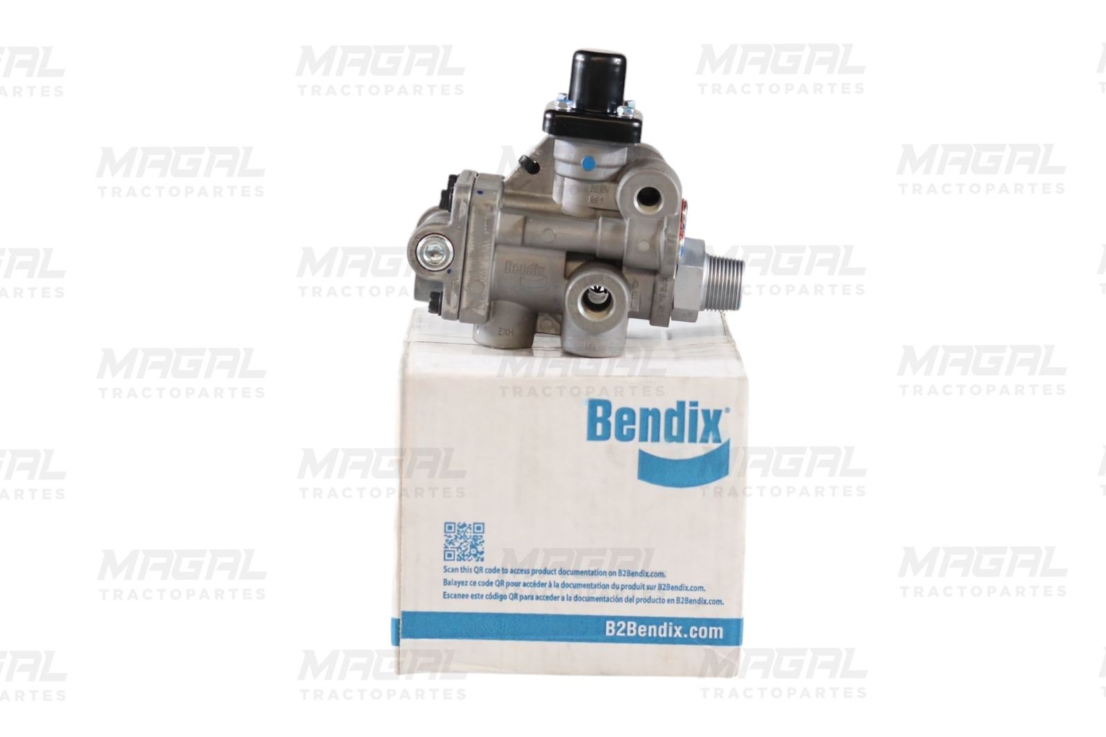 Válvula Bendix K033221PV colocada sobre su empaque original, ideal para sistemas de freno de aire en vehículos pesados