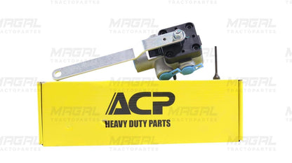 Válvula niveladora Hendrickson ACP 1360501 sobre caja amarilla con logotipo ACP Heavy Duty Parts, ideal para suspensión neumática de tractocamiones